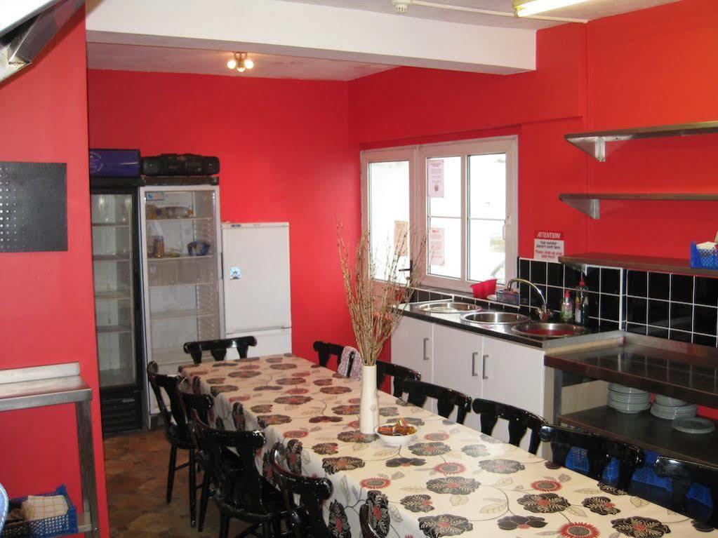 Ocean Backpackers Self-Catering Hostel Ilfracombe Exterior photo
