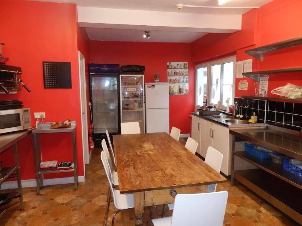 Ocean Backpackers Self-Catering Hostel Ilfracombe Exterior photo