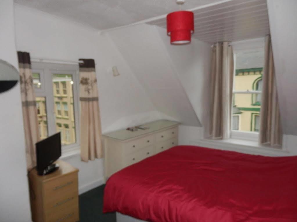 Ocean Backpackers Self-Catering Hostel Ilfracombe Exterior photo