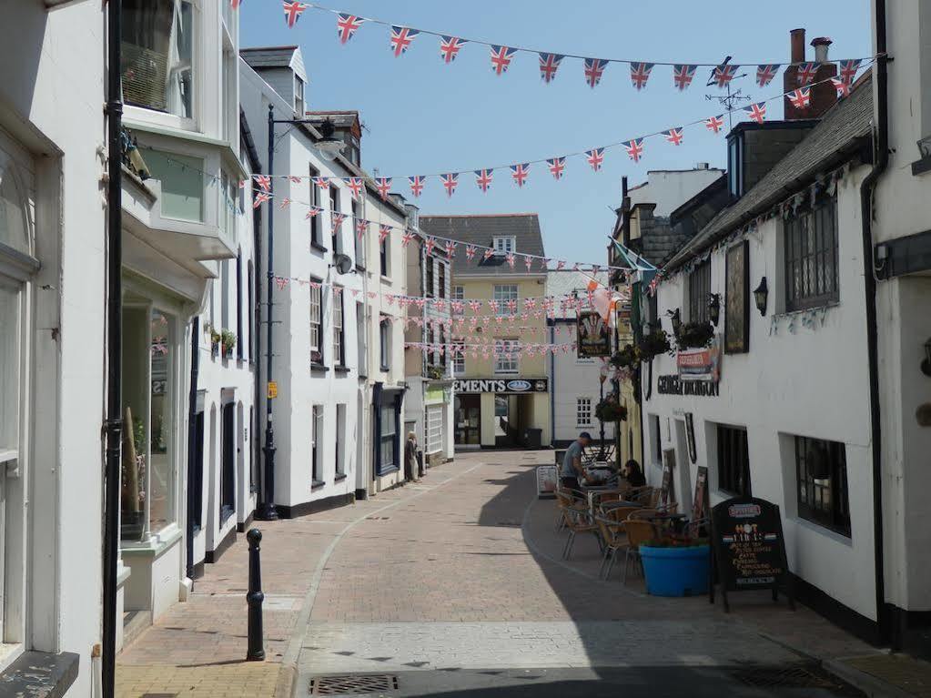 Ocean Backpackers Self-Catering Hostel Ilfracombe Exterior photo