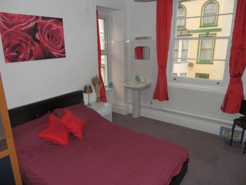 Ocean Backpackers Self-Catering Hostel Ilfracombe Exterior photo